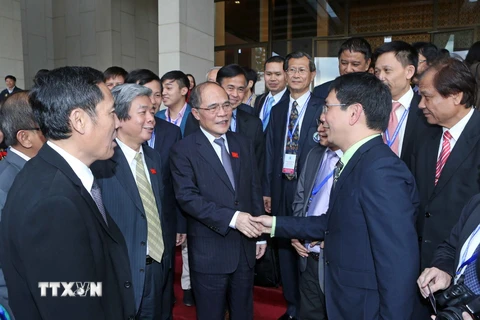 Chủ tịch Quốc hội Nguyễn Sinh Hùng với các đại biểu. (Ảnh: Nhan Sáng/TTXVN)