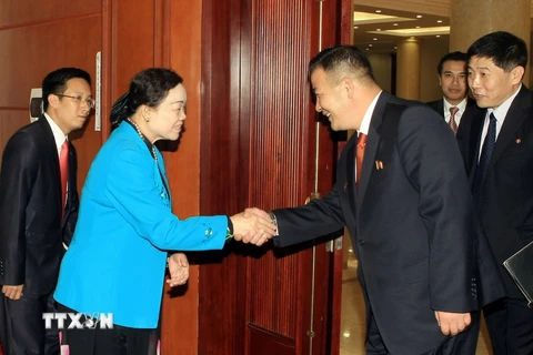 Bà Hà Thị Khiết tiếp Chủ tịch Ủy ban Trung ương Đồng minh Thanh niên XHCN Kim Nhật Thành, Triều Tiên. (Ảnh: Phạm Kiên/TTXVN)
