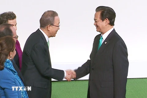 Tổng Thư ký Liên hợp quốc Ban Ki Moon đón Thủ tướng Nguyễn Tấn Dũng. (Ảnh: Đức Tám/TTXVN)