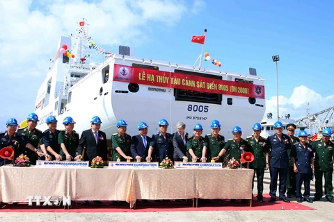 Phó Thủ tướng Nguyễn Xuân Phúc và các đại biểu thực hiện nghi thức nhấn nút hạ thủy tàu Cảnh sát biển 8005. (Ảnh: Trần Lê Lâm/TTXVN) 