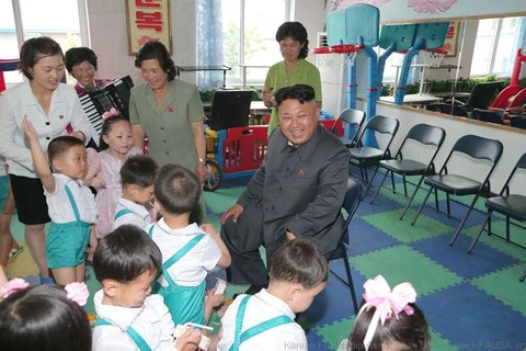 Ông Kim Jong Un trong một lần thăm trại trẻ mồ côi. (Nguồn: Kfausa.org)