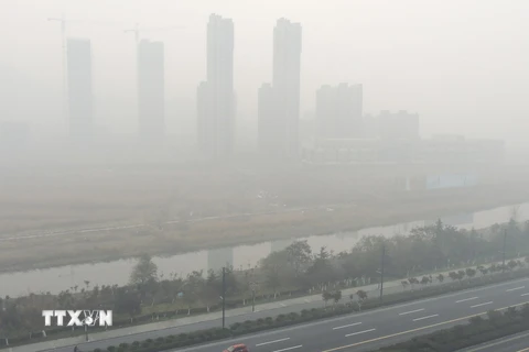 Khói mù bao phủ mù mịt tại thành phố Liên Vận Cảng, tỉnh Giang Tô, Trung Quốc ngày 30/11. (Nguồn: AFP/TTXVN)
