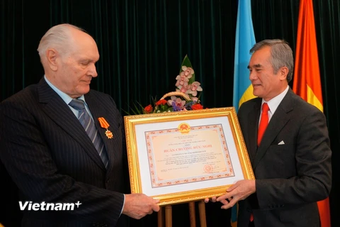 Đại sứ Nguyễn Minh Trí trao tặng Huân chương Hữu nghị cho ông Gavrilenco. (Ảnh: Duy Trinh/Vietnam+)
