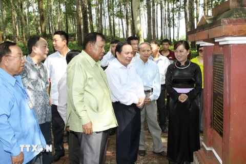 Một đoàn đại biểu Lào thăm di tích nơi ở và làm việc của Chủ tịch Kaysone Phomvihane tại thôn Làng Ngòi, xã Mỹ Bằng, huyện Yên Sơn vào năm 2012. (Ảnh: Dương Giang/TTXVN)