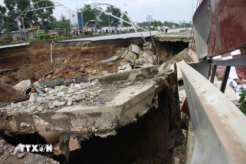 Một đoạn đường bị sụt lún. Ảnh chỉ có tính minh họa. (Nguồn: TTXVN)