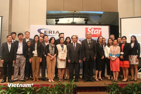 Các nhà báo, biên tập viên ASEAN và Đông Á chụp ảnh cùng Tổng Thư ký ASEAN Lê Lương Minh. (Ảnh: Kim Dung-Chí Giáp/Vietnam+)