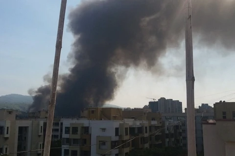 Hình ảnh về vụ cháy được đăng tải trên mạng xã hội Twitter cho thấy những cột khói đen dày đặc trên khu ổ chuột Kandivali. (Nguồn: firstpost.in)