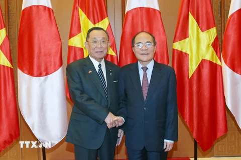 Chủ tịch Quốc hội Nguyễn Sinh Hùng đón và hội đàm với ngài Yamazaki Masaaki, Chủ tịch Thượng viện Nhật Bản. (Ảnh: Nhan Sáng/TTXVN)