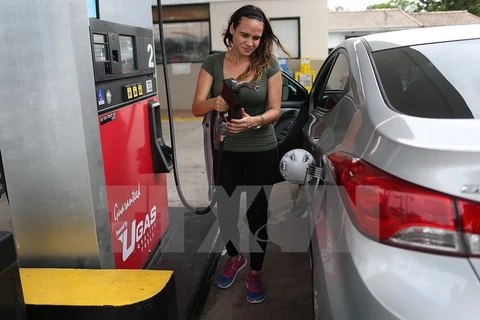 Người dân Mỹ đổ xăng tại một trạm xăng ở Miami, bang Florida ngày 19/10. (Nguồn: AFP/TTXVN)