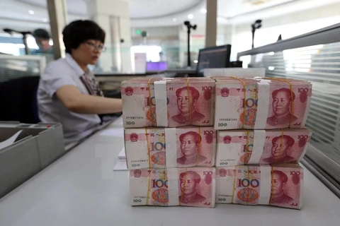 Kiểm tiền đồng nhân dân tệ tại ngân hàng ở Liên Vận Cảng, tỉnh Giang Tô, miền đông Trung Quốc ngày 11/8 vừa qua. (Ảnh: AFP/TTXVN)