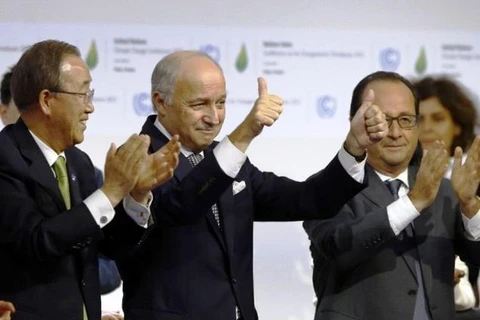Ngoại trưởng Pháp Laurent Fabius (giữa) thông báo hội nghị COP21 đã chính thức thông qua thỏa thuận khí hậu. (Nguồn: AP) 