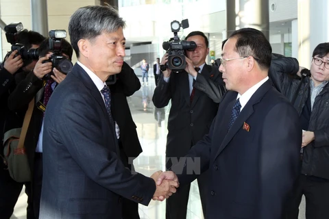 Thứ trưởng Bộ Thống nhất Hàn Quốc Hwang Boo-gi (trái) và lãnh đạo Ủy ban Thống nhất hòa bình Triều Tiên Jon Jong-Su (phải) trước cuộc hội đàm. (Nguồn: AFP/TTXVN)