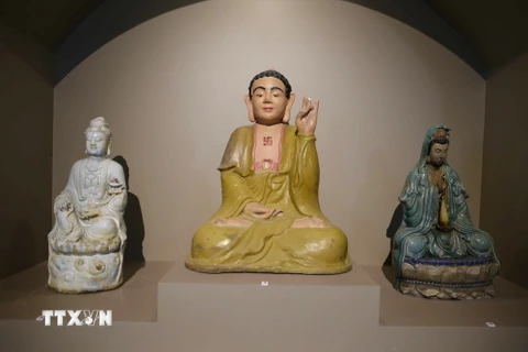 Các tượng Phật bằng chất liệu gốm từ cuối thế kỷ XVIII-đầu thế kỷ 20 được trưng bày tại Bảo tàng Văn hóa Phật giáo. (Ảnh: Trần Lê Lâm/TTXVN)