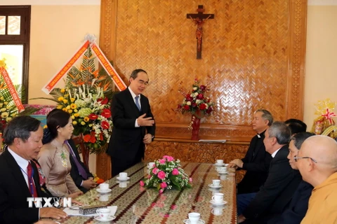 Ông Nguyễn Thiện Nhân thăm và chúc mừng Tòa Giám mục tỉnh Kon Tum. (Ảnh minh họa: Cao Nguyên/TTXVN)