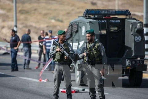 Binh sỹ Israel tại hiện trường một vụ tấn công của người Palestine nhằm vào người đi đường Israel. (Nguồn: AFP/TTXVN)