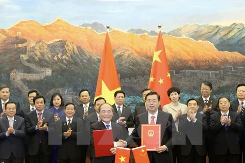 Chủ tịch Quốc hội Nguyễn Sinh Hùng và Chủ tịch Nhân đại Trương Đức Giang ký Thỏa thuận hợp tác giữa Quốc hội hai nước. (Ảnh: Nhan Sáng/TTXVN)