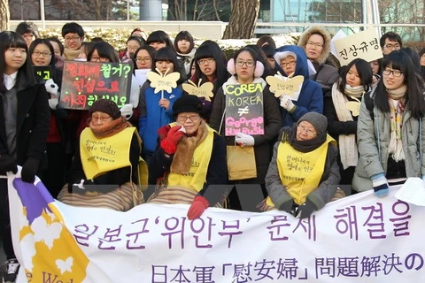 Những phụ nữ Hàn Quốc từng bị buộc phải làm nô lệ tình dục cho binh sỹ Nhật trong cuộc Chiến tranh Thế giới thứ hai đã xuống đường tham gia một cuộc tuần hành. (Nguồn: Yonhap/TTXVN)