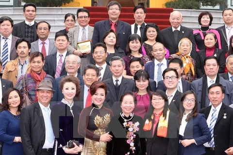 Phó Chủ tịch nước Nguyễn Thị Doan tiếp đoàn đại biểu kiều bào dự chương trình Xuân Quê hương năm 2015. (Ảnh: Thống Nhất/TTXVN)