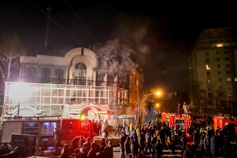 Biểu tình bạo động tại Đại sứ quán Saudi Arabia ở Tehran, Iran ngày 2/1. (Ảnh: AFP/TTXVN)