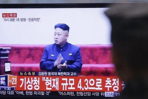 Binh sỹ Hàn Quốc theo dõi thông tin trên màn hình về nhà lãnh đạo Triều Tiên Kim Jong-un. (Nguồn: smh.com.au)
