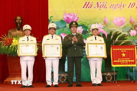Đại tướng Trần Đại Quang, Bộ trưởng Bộ Công an trao Huân chương cho một số cán bộ Công an thành phố Hà Nội. (Ảnh: Doãn Tấn/TTXVN)