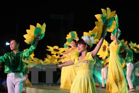 Tiết mục biểu diễn nghệ thuật tại lễ bế mạc Festival hoa Đà Lạt. (Ảnh: Nguyễn Dũng/TTXVN)