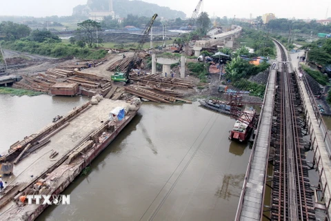 Cầu đường sắt Ninh Bình trong quá trình thi công. (Nguồn: TTXVN)