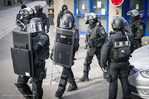 Cảnh sát làm nhiệm vụ tại khu vực Saint-Denis. (Nguồn: AP)