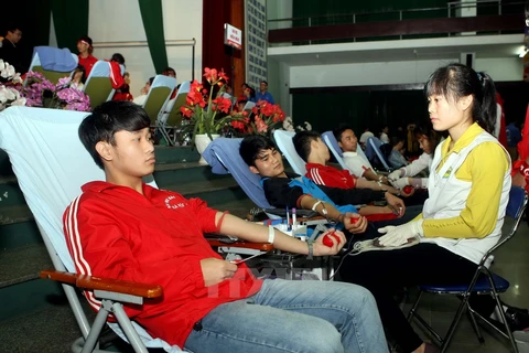 Các bạn sinh viên tham gia tình nguyện hiến máu tại Ngày hội hiến máu tình nguyện “Chủ Nhật Đỏ lần thứ 7 năm 2015." (Ảnh: Phạm Kiên/TTXVN)