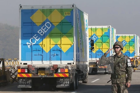 Xe của tổ chức dân sự Ace Gyeongam chuyển các vật liệu nông nghiệp và phân bón tới Triều Tiên. (Nguồn: Yonhap/TTXVN)