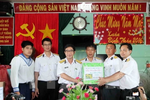 Thăm và tặng quà cán bộ, chiến sỹ nhà giàn DK1/11. (Ảnh minh họa: Trần Việt/TTXVN)