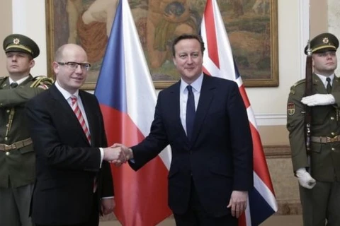 Thủ tướng Cộng hòa Séc Bohuslav Sobotka (trái) và Thủ tướng Anh David Cameron. (Nguồn: AP)