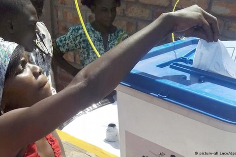Bỏ phiếu bầu cử quốc hội tại Cộng hòa Trung Phi. (Nguồn: DPA)