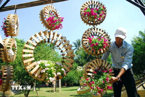 Các nghệ nhân làm các tiểu cảnh để sử dụng cho đường hoa Nguyễn Huệ. (Ảnh: Mạnh Linh/TTXVN)