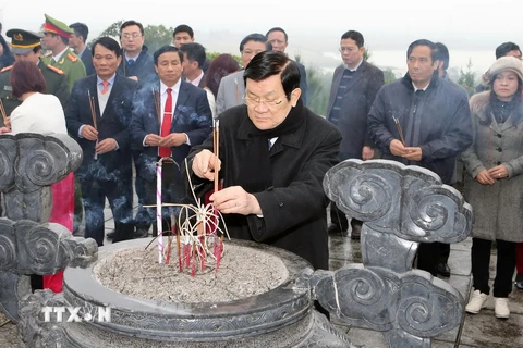 Chủ tịch nước Trương Tấn Sang thắp hương tưởng niệm tại khu mộ cố Tổng Bí thư Trần Phú ở huyện Đức Thọ. (Ảnh: Nguyễn Khang/TTXVN)