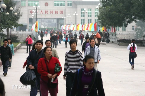 Thương nhân và khách du lịch Trung Quốc qua cửa khẩu Tân Thanh. (Ảnh minh họa: Trọng Đức/TTXVN)