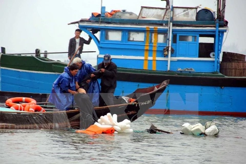 Trục vớt tàu cá và cứu ngư dân bị nạn. (Ảnh minh họa: Quốc Việt/TTXVN)