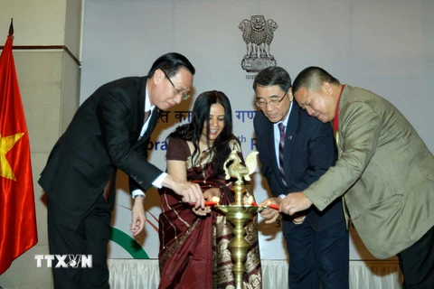 Phó Chủ tịch UBND Thành phố Hồ Chí Minh Lê Thanh Liêm với Tổng Lãnh sự Ấn Độ Smita Pant cùng các đại biểu thực hiện nghi thức thắp đèn. (Ảnh: Thanh Vũ/TTXVN) 
