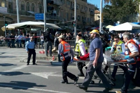 Cảnh sát và nhân viên y tế tại hiện trường vụ đụng độ. (Nguồn: timesofisrael.com)