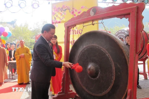 Bộ trưởng Bộ Tài chính Đinh Tiến Dũng đánh chiêng khai hội chùa Bái Đính năm 2016. (Ảnh: Ninh Đức Phương/TTXVN)