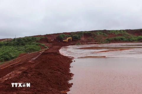 Thi công khắc phục hậu quả vụ vỡ đê hồ thải quặng của Nhà máy bauxite Tân Rai hồi năm 2014. (Ảnh: Đặng Tuấn/TTXVN)