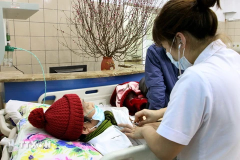 Khoa Cấp cứu-Bệnh viện Bạch Mai tiếp nhận bệnh nhân cấp cứu. (Ảnh: Dương Ngọc/TTXVN).