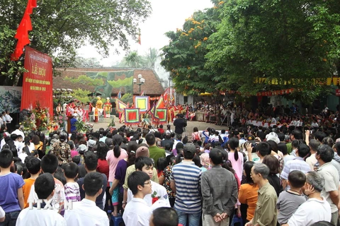 Lễ hội tại đền thờ Hai Bà Trưng thu hút du khách. (Nguồn: TTXVN)