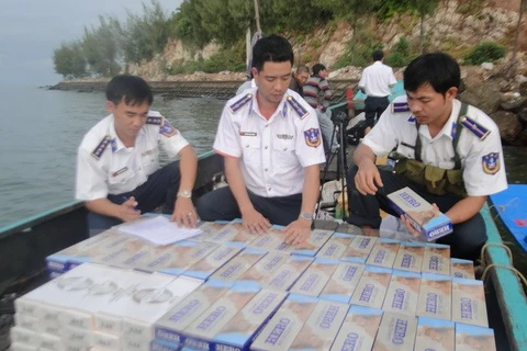 Cảnh sát biển Việt Nam thu giữ thuốc lá lậu. (Ảnh: Lê Huy Hải/TTXVN)