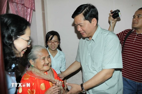 Ông Đinh La Thăng thăm, chúc Tết mẹ Việt Nam Anh hùng Nguyễn Thị Em. (Ảnh: Thanh Vũ/TTXVN) 
