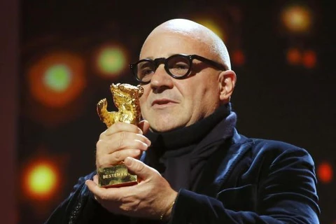 Đạo diễn người Italy Gianfranco Rosi nhận giải thưởng dành cho phim 'Fuocoammare' (Nguồn: Reuters)