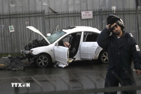 Cảnh sát Israel điều tra tại hiện trường một vụ tấn công. (Nguồn: AFP/TTXVN)