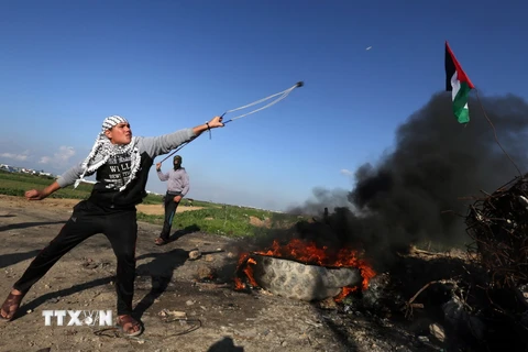 Người biểu tình bạo động Palestine gần Shejaiya, thành phố Gaza ngày 18/12/2015. (Nguồn: AFP/TTXVN)