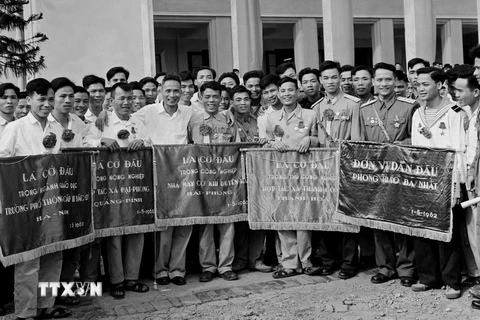 Thủ tướng Phạm Văn Đồng và các chiến sỹ thi đua đại diện cho các phong trào thi đua nổi bật nhất trong cả nước tại Đại hội thi đua toàn quốc năm 1962. (Ảnh: TTXVN)
