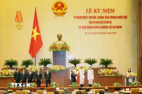 Chủ tịch Quốc hội Nguyễn Sinh Hùng trao Huân chương Hồ Chí Minh cho Văn phòng Quốc hội. (Ảnh: Nhan Sáng/TTXVN) 